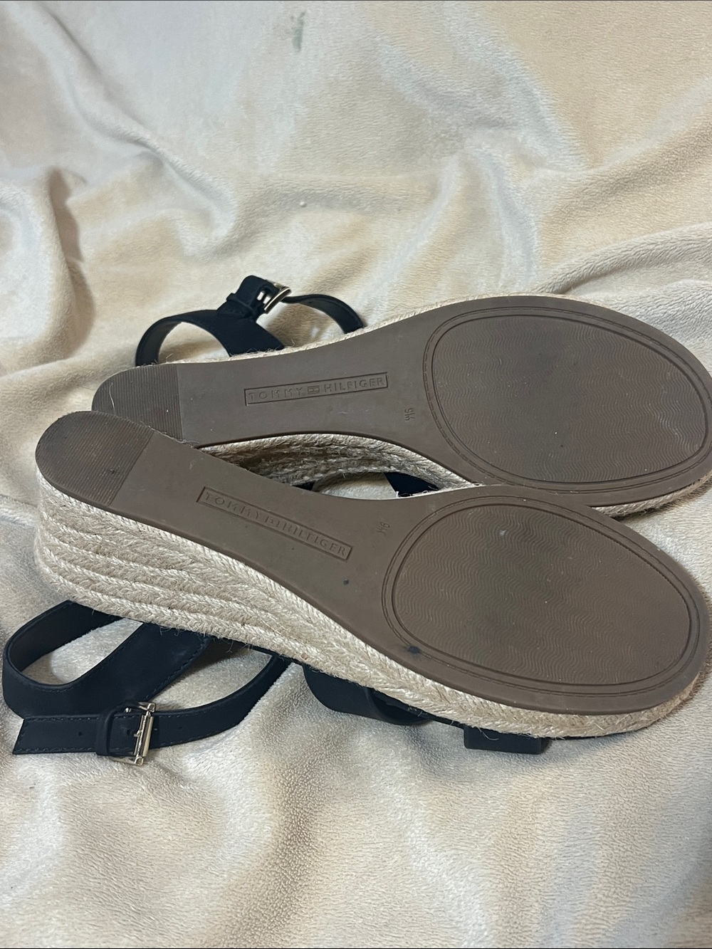 Tommy Hilfiger women’s black wedge Gallie sandal- size 9- stylish and classic - Picture 4 of 6